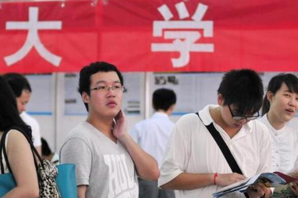 供一个大学生读完大学，需要花多少钱？家长翻开账本：10万挡不住