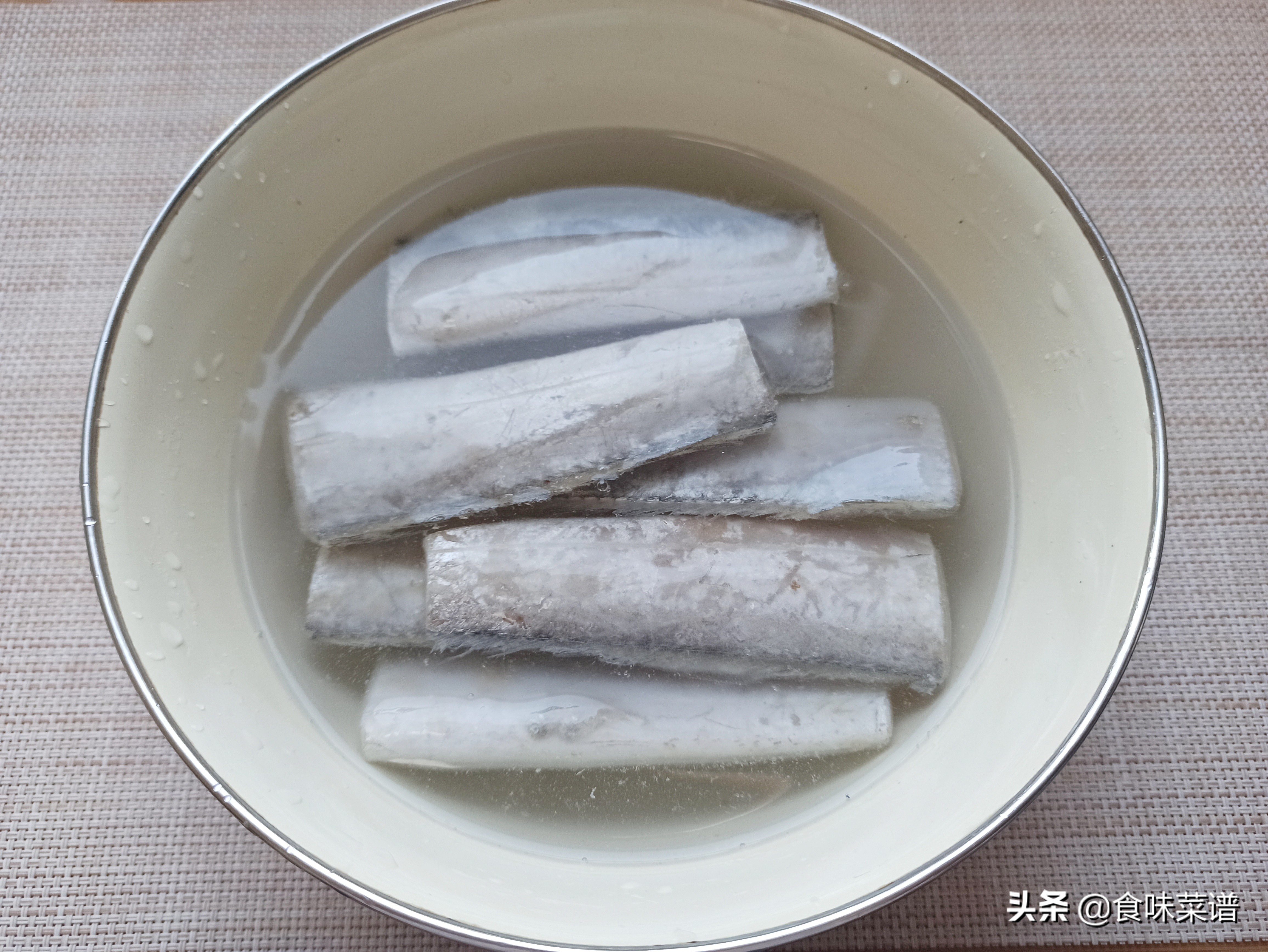 厨师长教你怎么炸带鱼，外酥里嫩，不腥不腻，过年宴客必备的美食