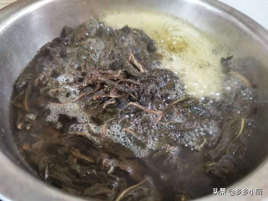 冬天吃这个正当时，芝麻叶绿豆糊涂杂面，一次吃两碗，拿肉都不换