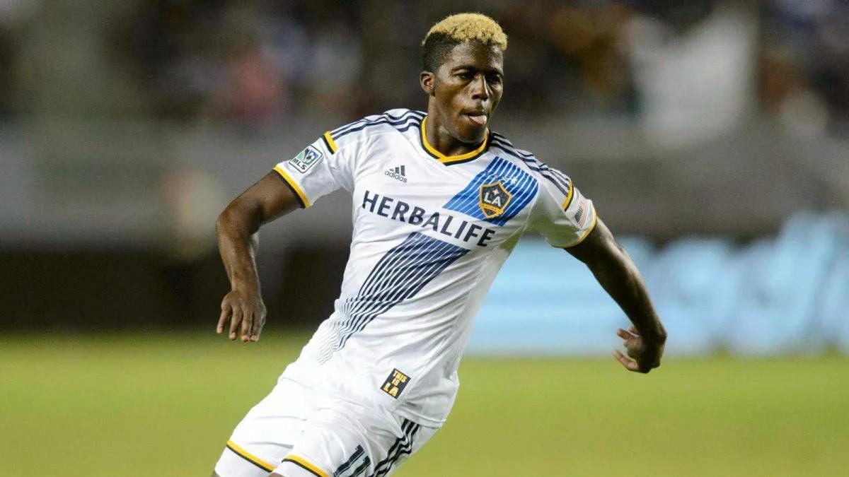 29岁美职联冠军前锋上赛季出色,球迷称为扎神)