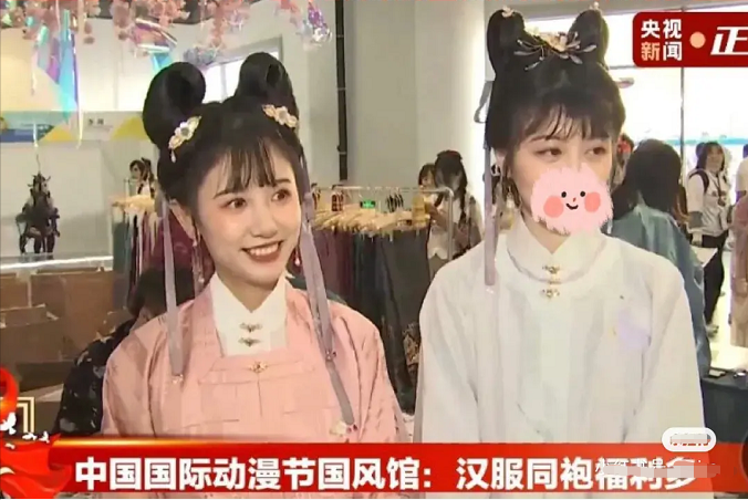 央视镜头曝光千万粉网红真容，瞪眼咧嘴显狰狞，离开滤镜判若两人