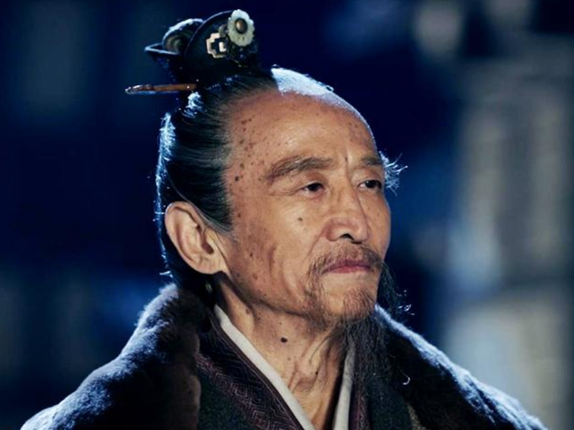 贾诩被誉为三国时第一脑袋,一句话把存在近二百年的王朝送进坟墓