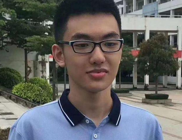 寒门难出贵子？高考状元“家庭背景”曝光，家庭实力讽刺又现实