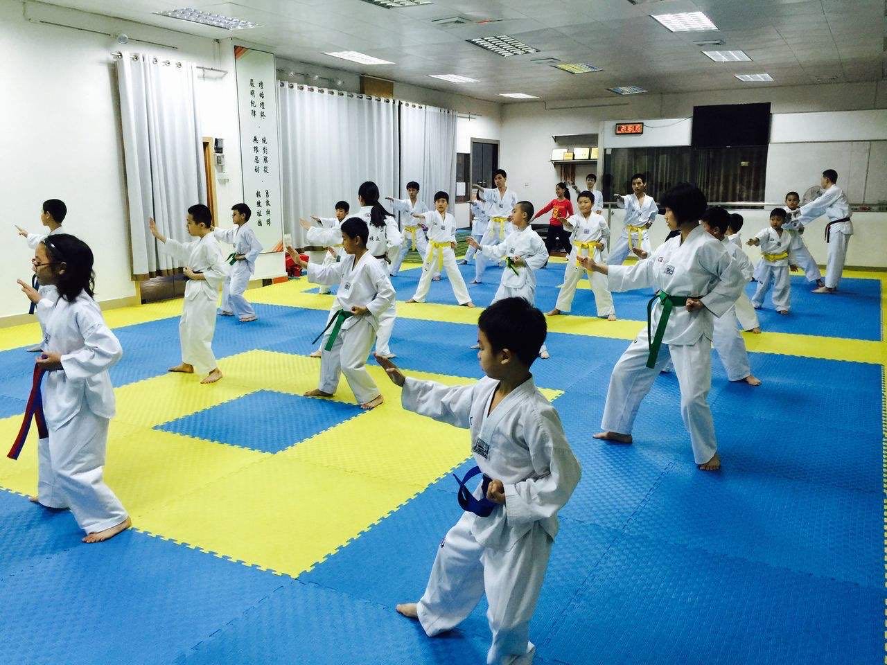 中学门口跳钢管舞，这个舞蹈机构挺别样，真的是选错背景了吗？