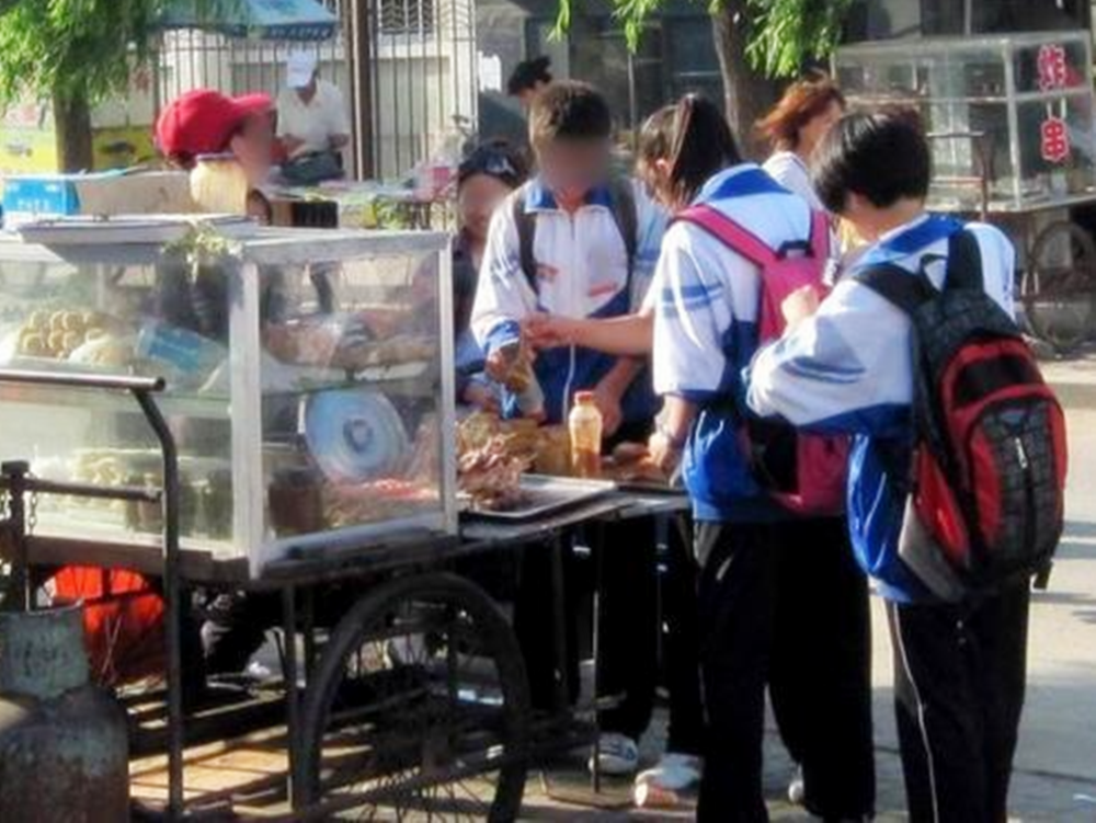 校门口受欢迎的几种“小吃”，无数学生为之着迷，有你喜欢的吗？