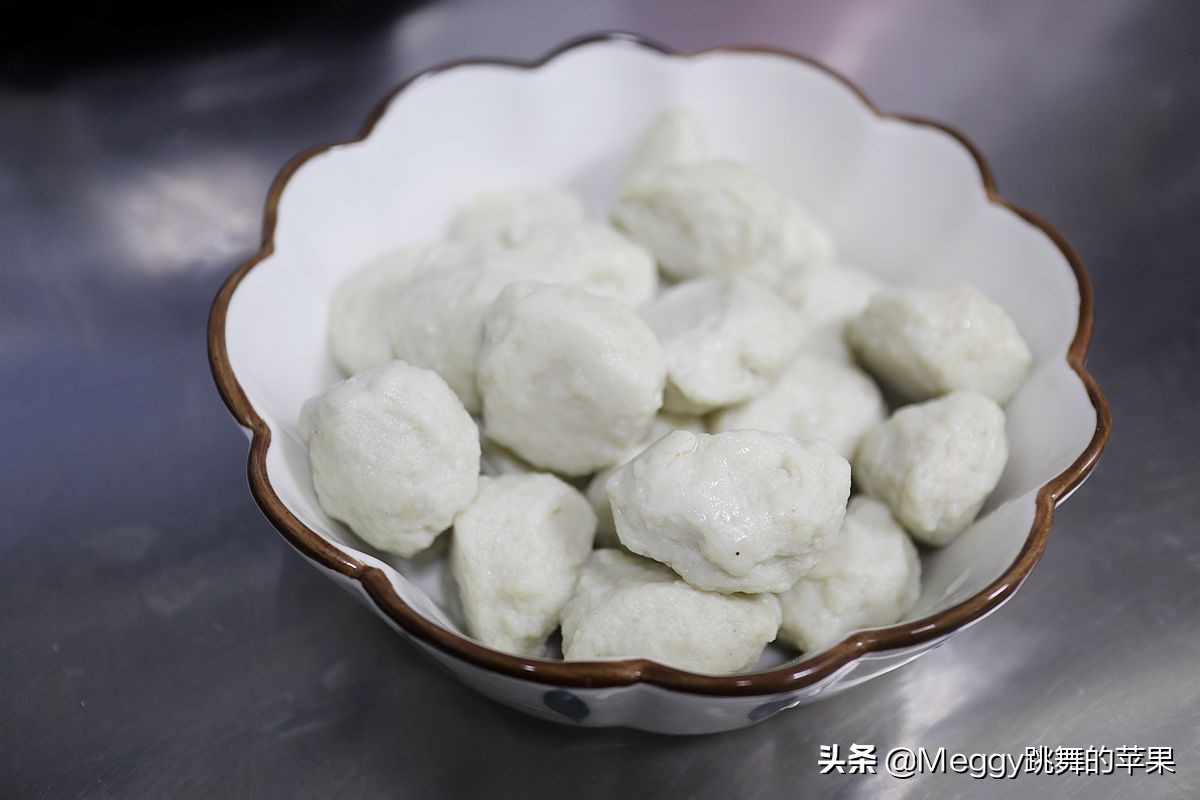 自制的鱼丸Q弹洁白，2道家常鱼丸汤，比饭店的还营养好喝实惠