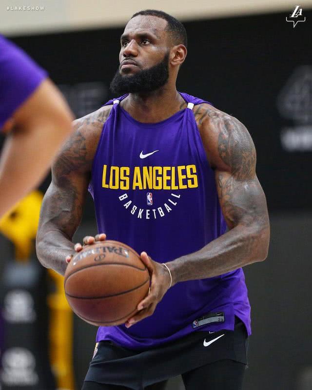 为什么nba的球员上半身很壮(因为太强壮球衣穿成紧身衣，詹姆斯肌肉太大，奥尼尔麒麟臂)