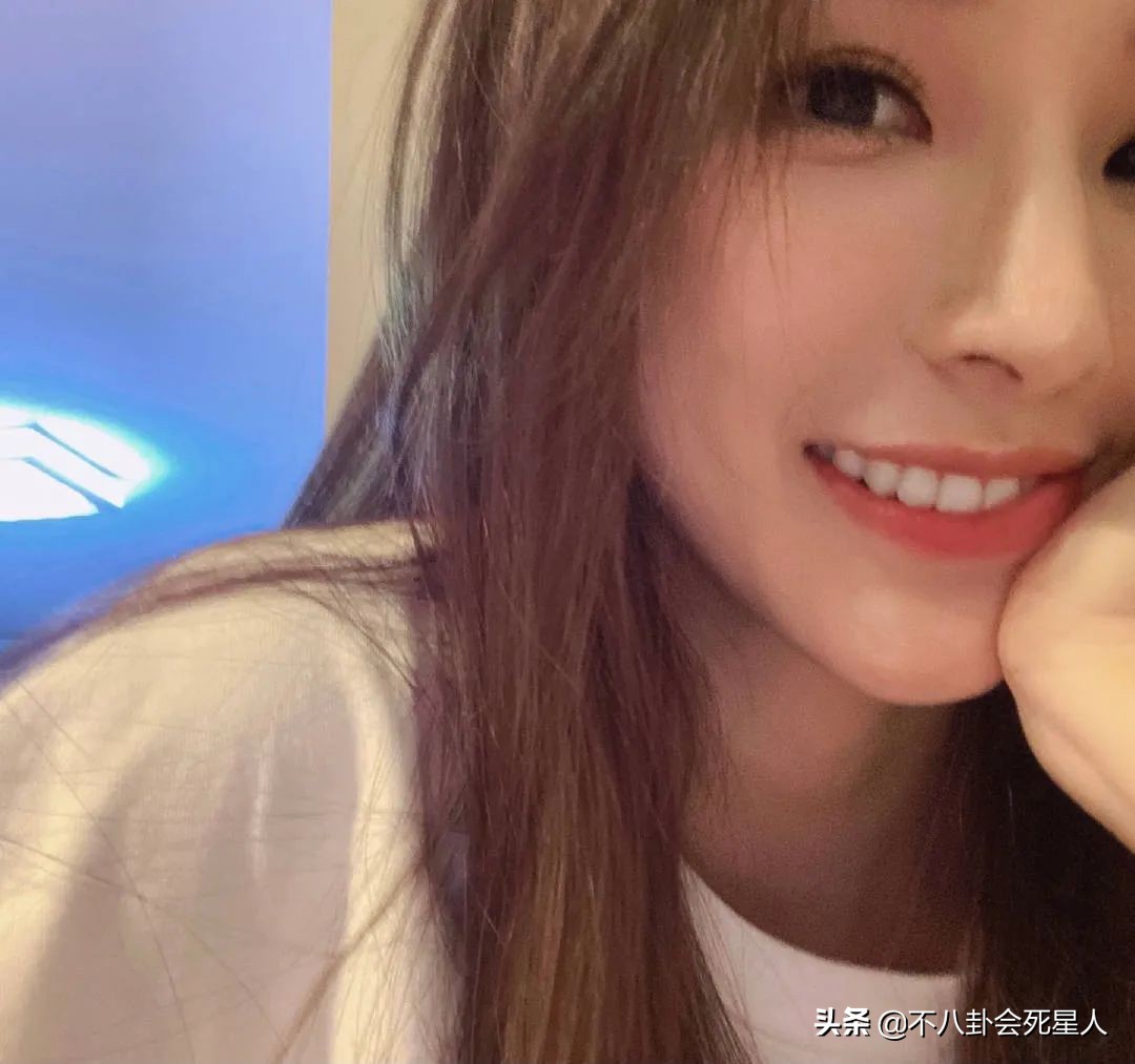 俄罗斯世界杯现场女主持(央视推出一位美女主持，选秀出道唱跳不输女团，27岁成央视新门面)