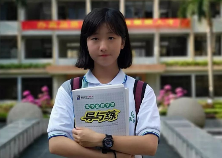 又一个“美玉学姐”，初中生寝室有零食，被学姐罚150个下蹲致残