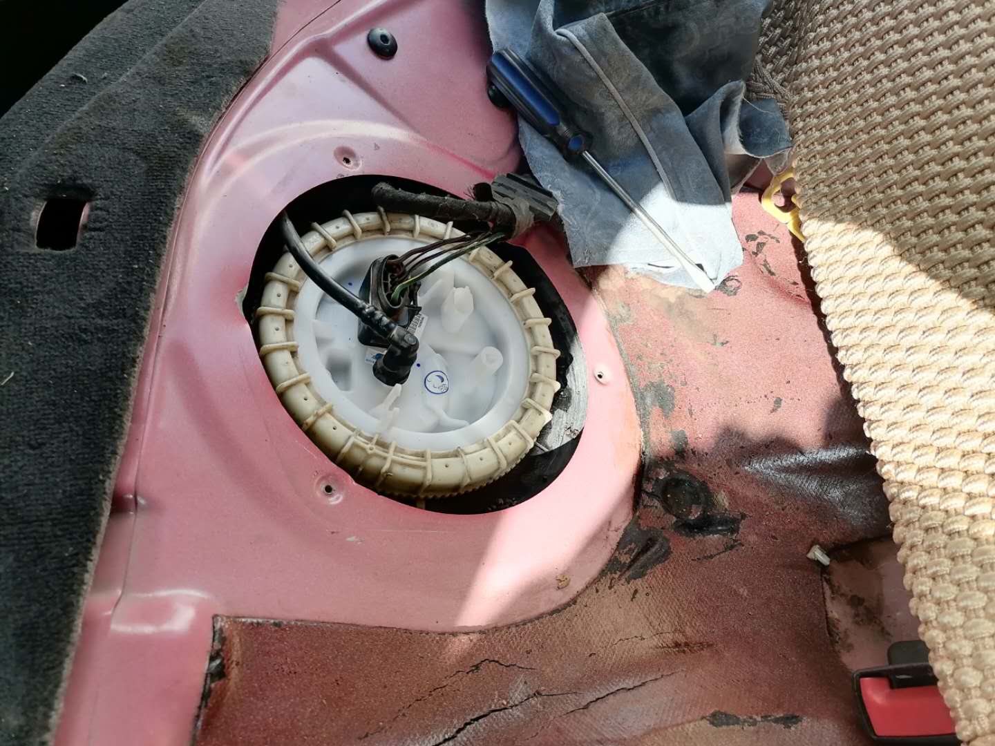 维修奥迪888发动机混合气过稀、油泵压力过低启动困难