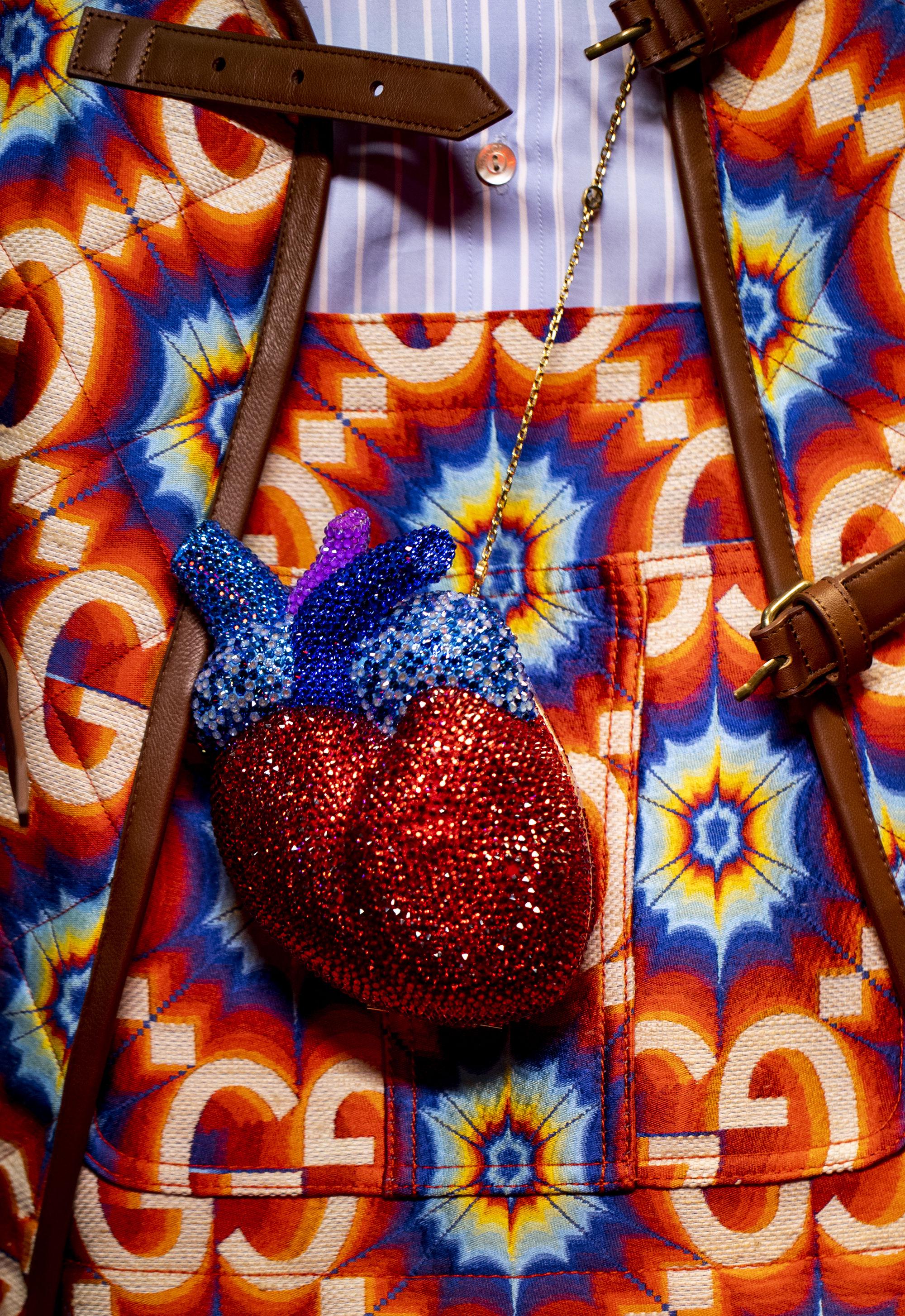 街头篮球红钻在哪里（LV联名NBA推出“天价篮球”！每个售价1.2万，网友称拍一下都心疼）