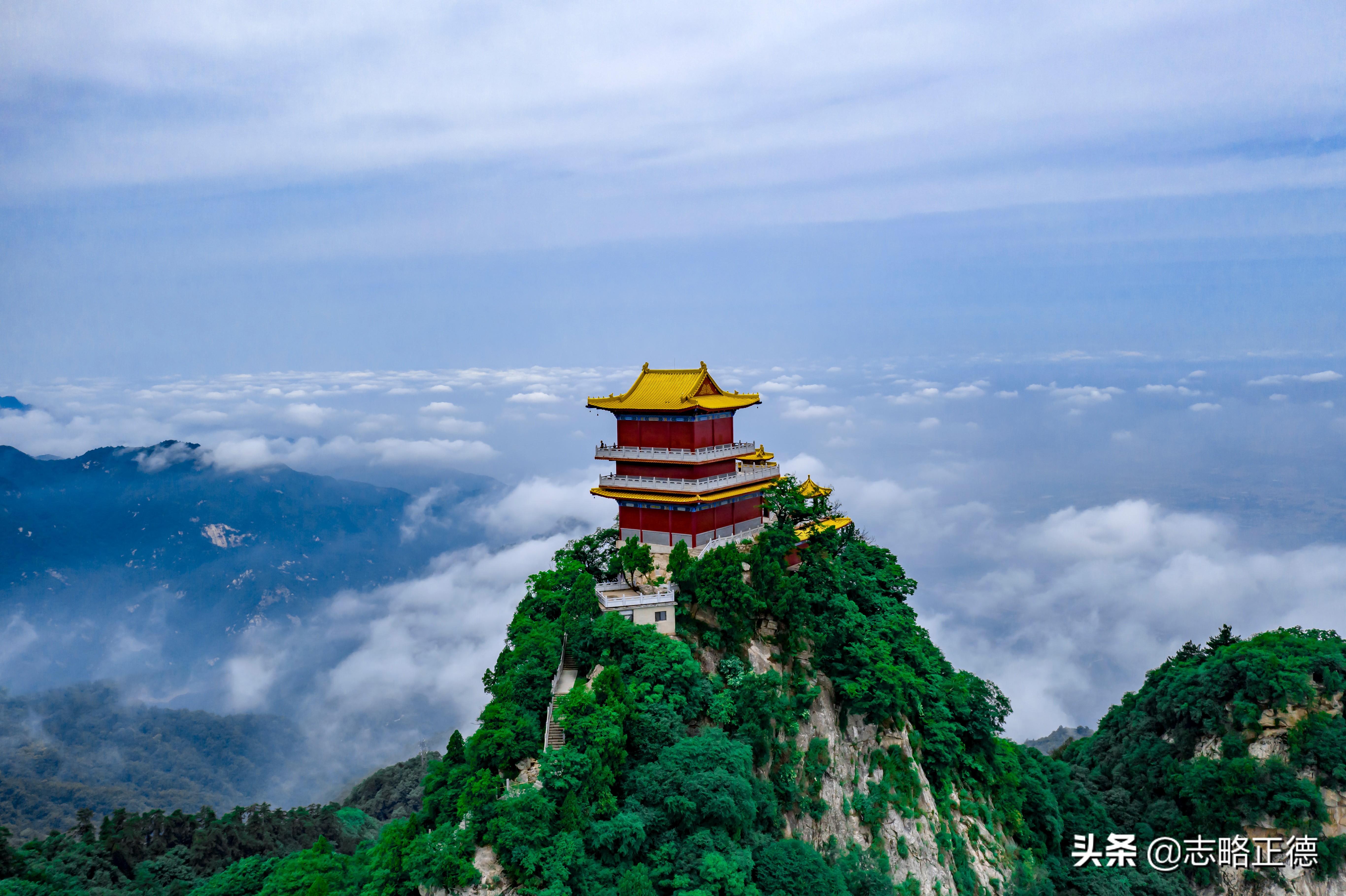 航拍雨后终南山南五台，古寺耸立山头直入云海，宛如仙境让人驻足