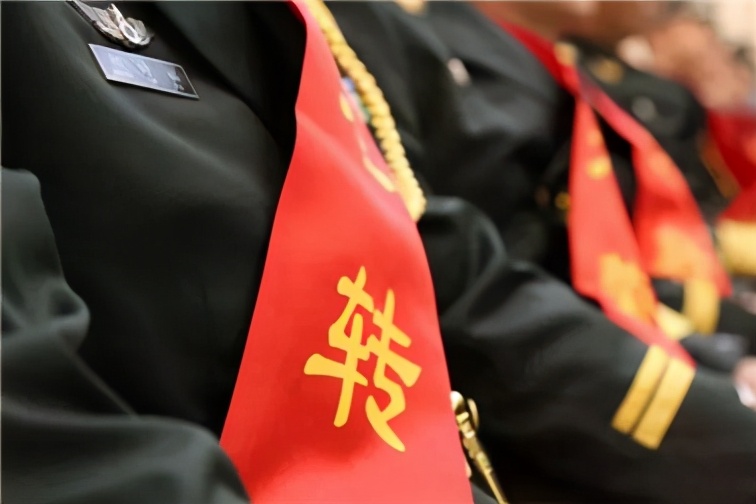 這個政策好！現役榮立一等功，退伍后每月額外領2000元榮譽金