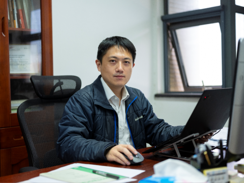 参与研发“中国芯”！他放弃保研，自学上岸，34岁成为985教授！