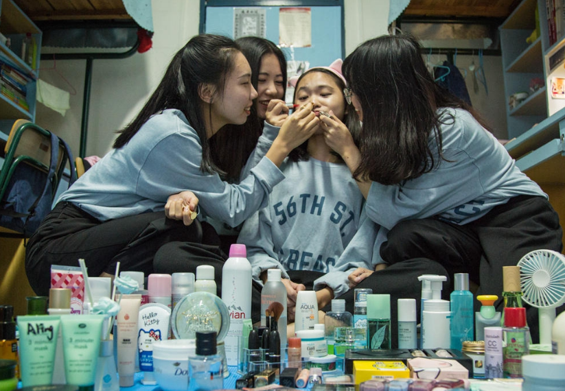 女大学生宿舍关系有多复杂？6人宿舍12个群，校园版“甄嬛传”？