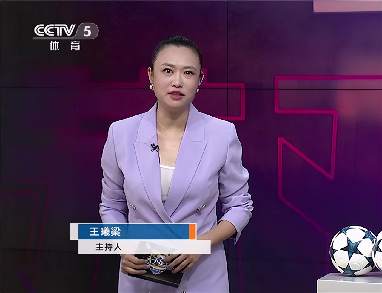 时间10月12日,新一期的《天下足球》中,当值男主播是学识丰富的朱晓雨