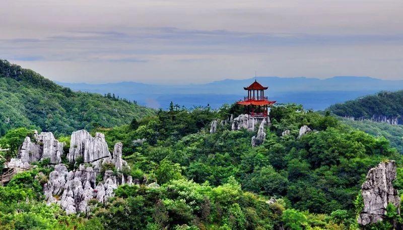 廣安華鎣山旅遊區:華鎣山旅遊區位於四川省廣安市境內,境內高速公路