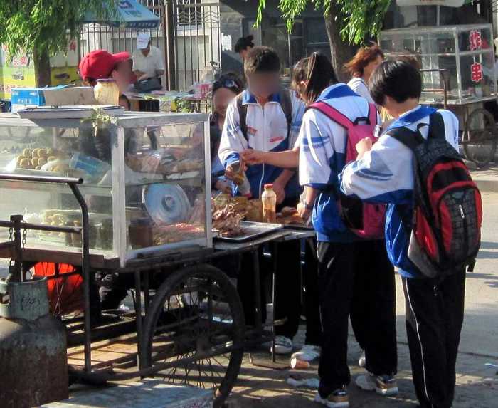 双减之下，校门口催生新经济，家长站成两派，网友：这是商机啊