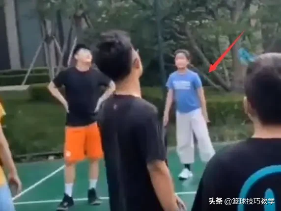 姚明女兒在哪里學籃球（姚明帶女兒去野球場打球，單手投籃誰防得住，站著投都沒人蓋得了）