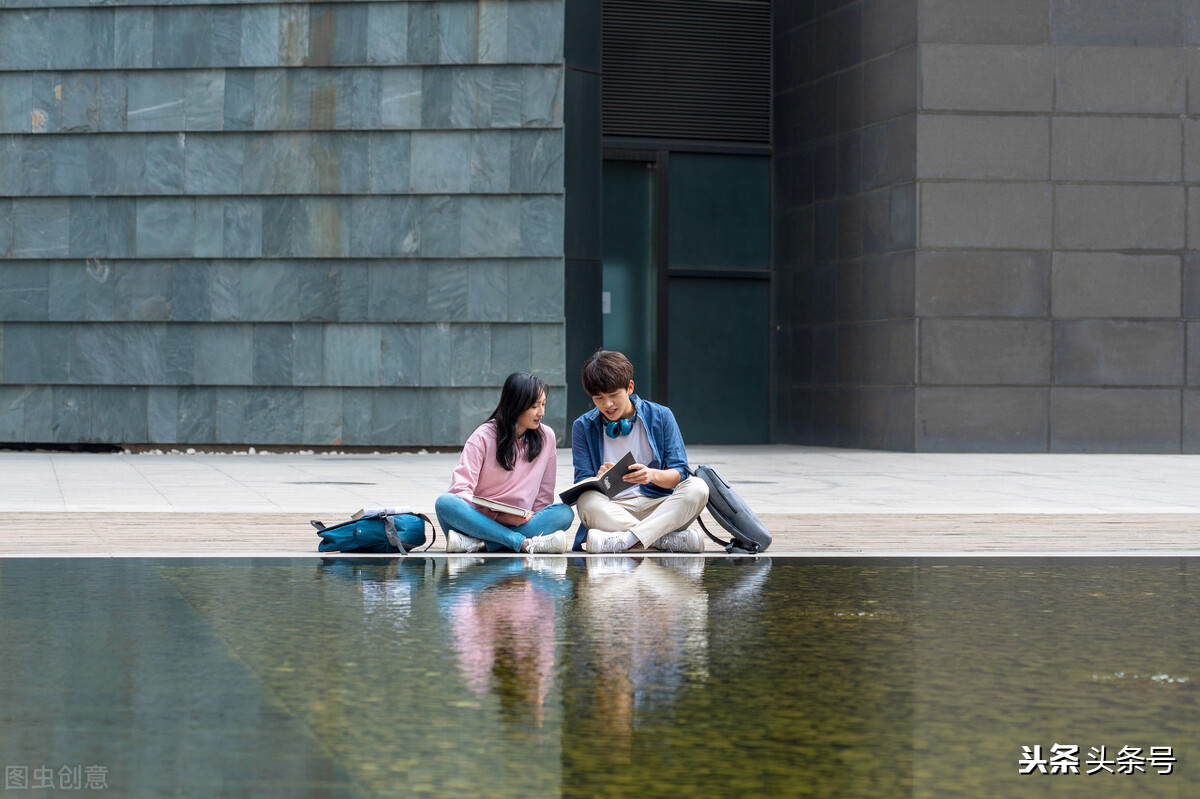 我和男友在学校亲热被学校发现，我们都被开除了