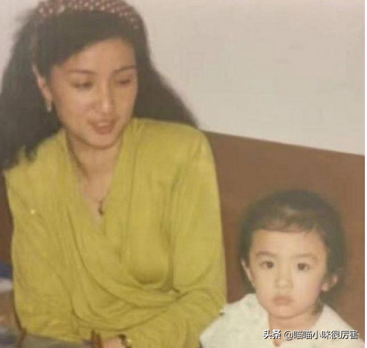 刘强东事件3年后，28岁奶茶妹妹章泽天的聪明让人刮目相看