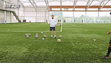 足球快速压迫对手需要什么（一堂完整的1v1压迫训练课）