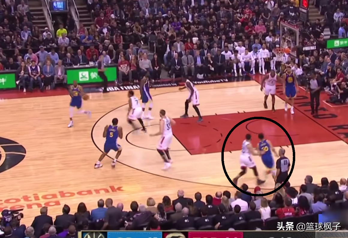 nba为什么不贴身防守库里「总决赛G1,谁注意范乔丹防守库里的方式？球迷：简直是教科书」