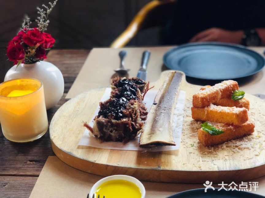 长春这家网红毛坯“厂房”烧烤店，凭什么能让跑男团去打卡撸串？