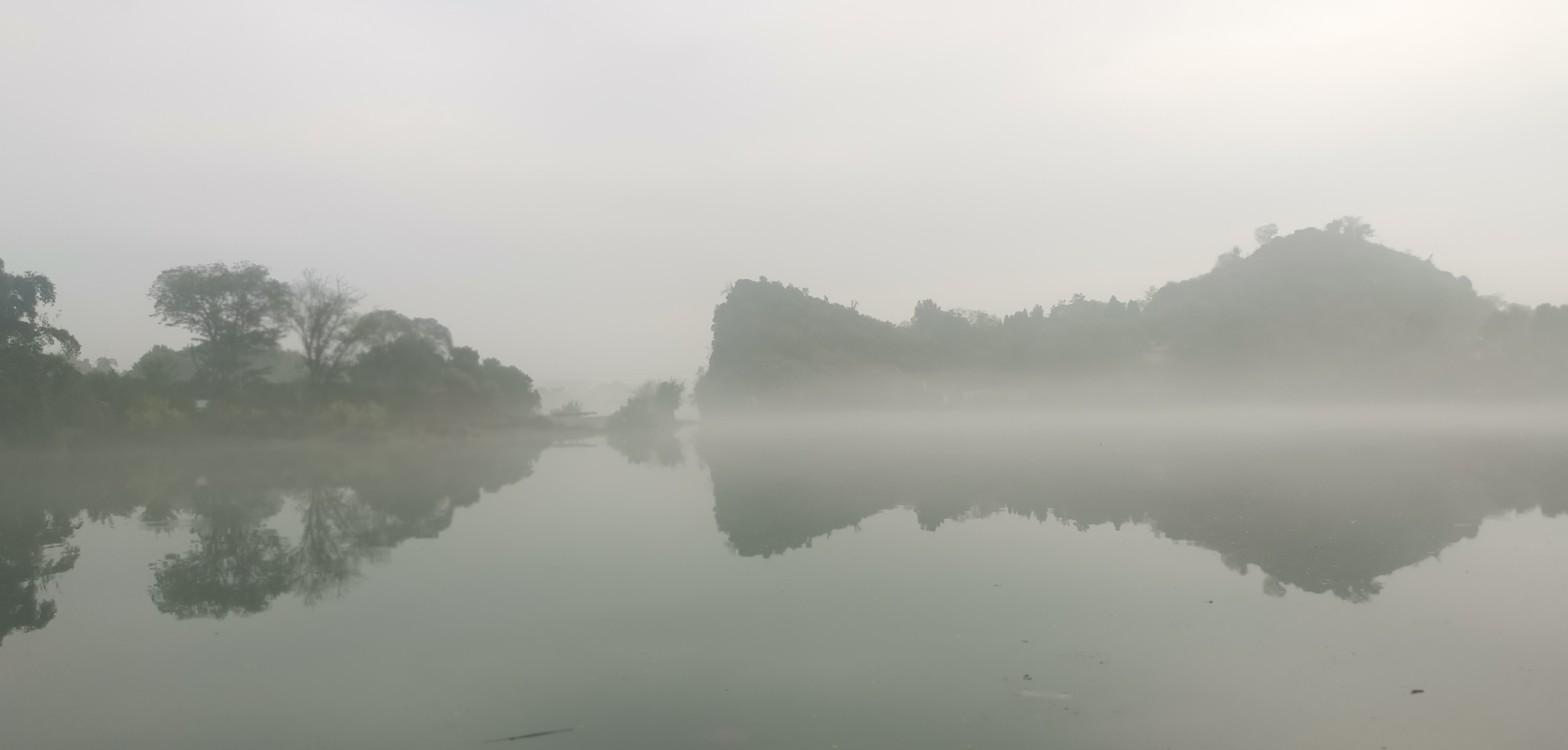 烟雨中的净瓶山如诗如画