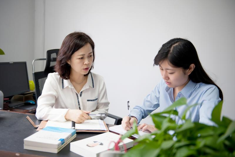 大学辅导员工资曝光，看到金额羡慕了，难怪名校毕业生抢着去当