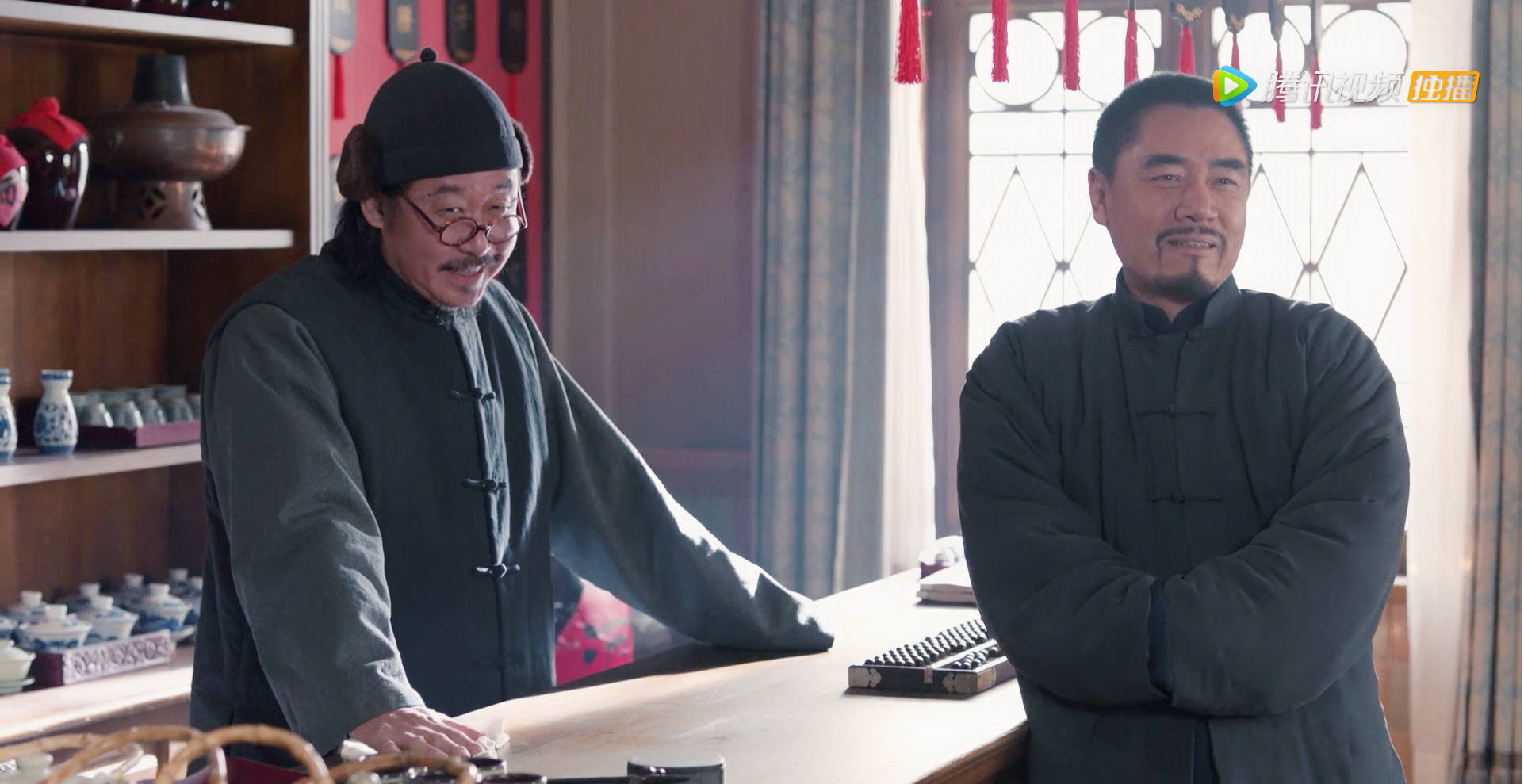 老酒馆电视剧免费完整版下载(同样是陈宝国主演、龙套都是戏骨，《老酒馆》比这部9分剧差哪了)