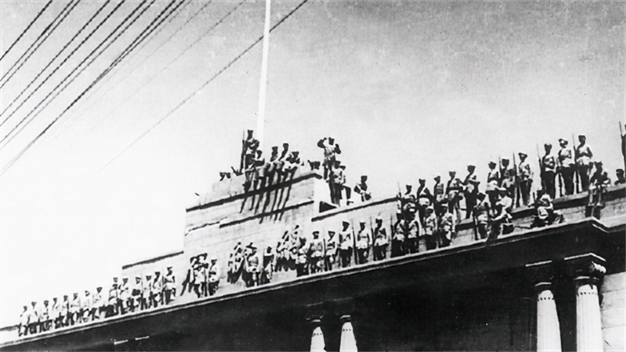 1949年管玉泉率先率领部渡河，将旗插进总统府，晚年更替功绩。