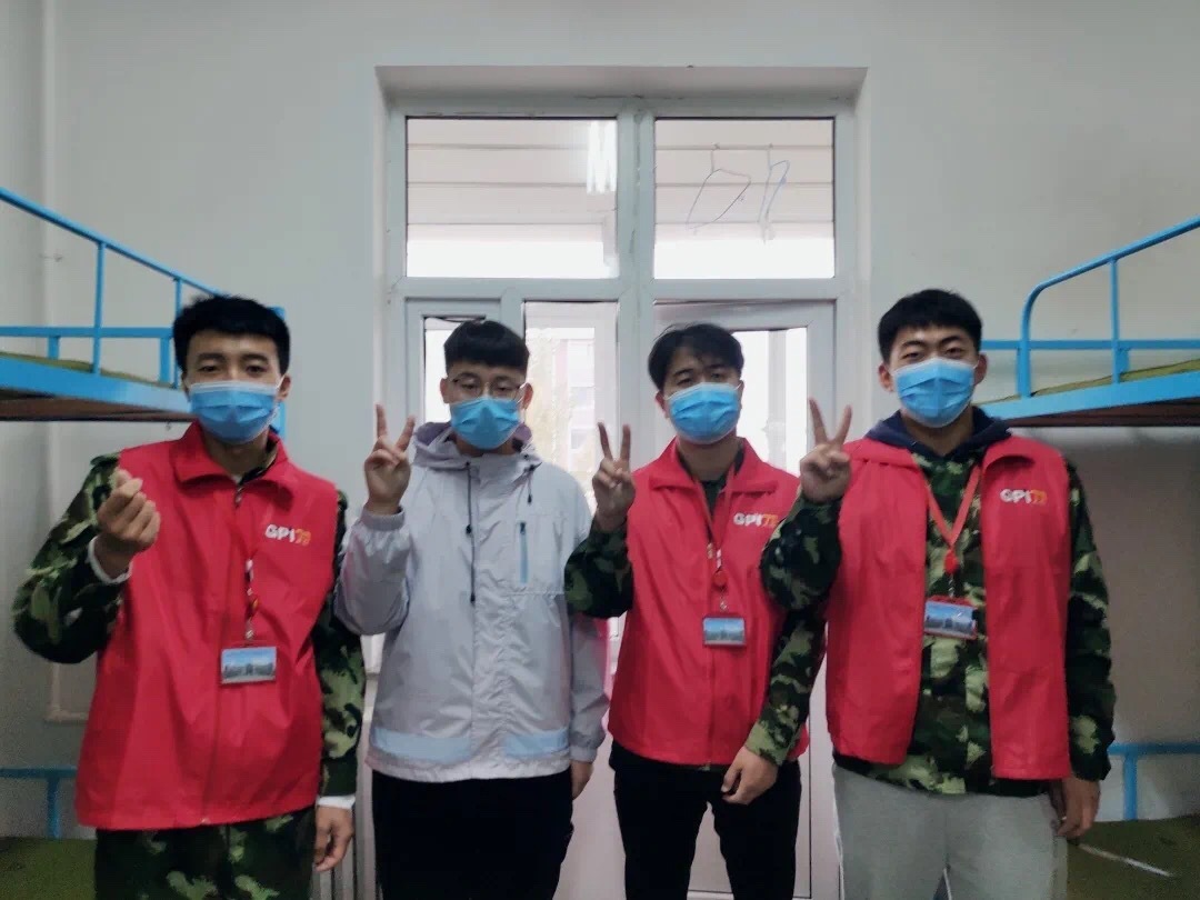 辽宁轨道交通职业学院：小红马甲志愿者们热情迎接新生