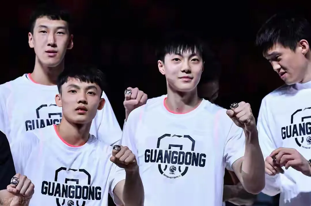 为什么cba不要矮个子（篮球不应局限于身高！胡明轩拿徐杰做论证：小个子球员也能打出来）