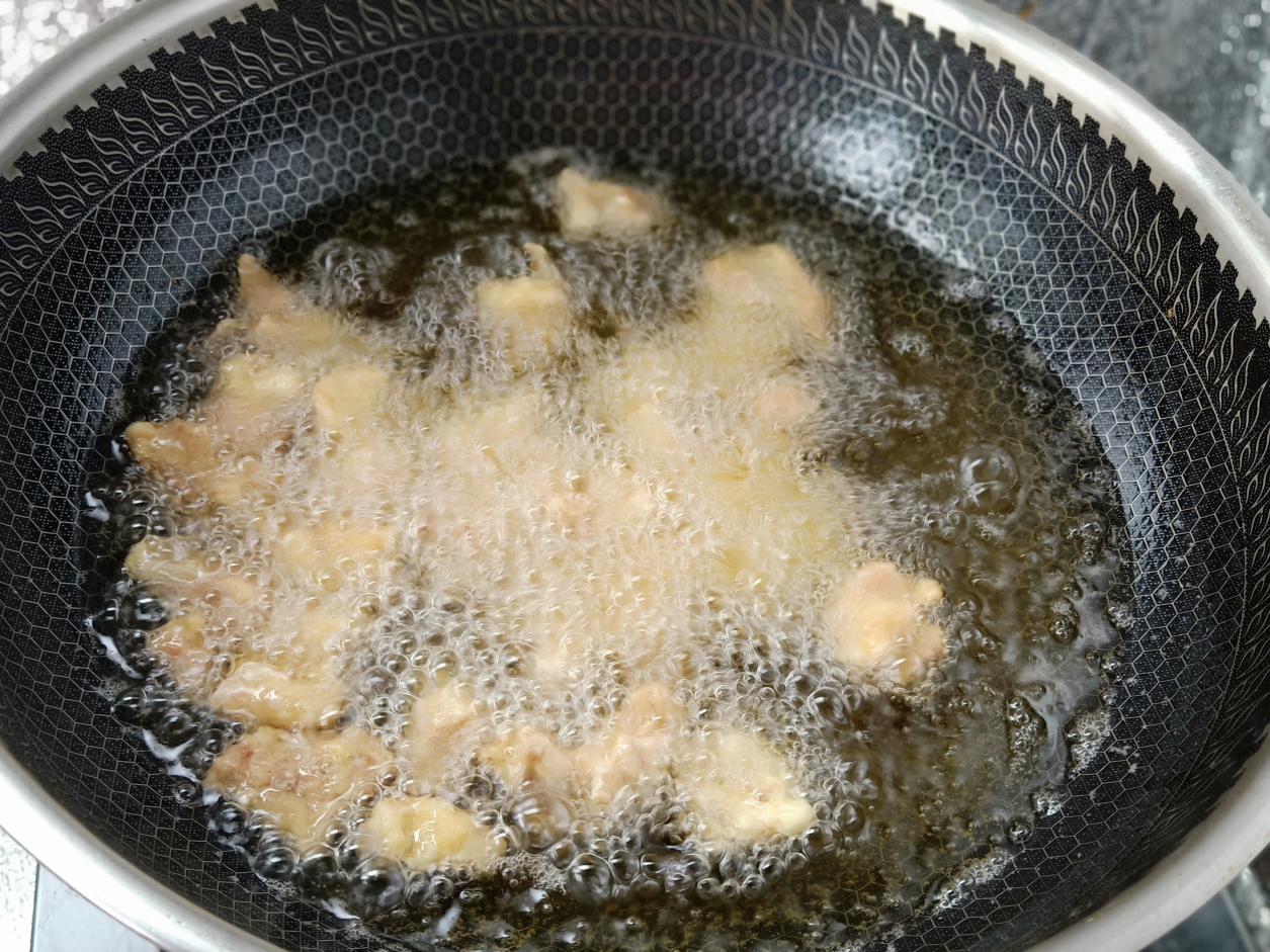 糖醋鸡肉的做法（教你做出成本不到十块钱的糖醋鸡肉）