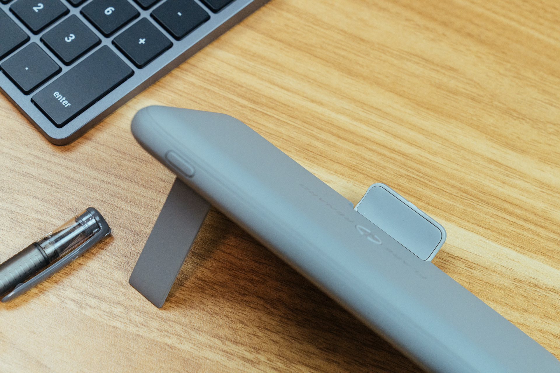 入手iPhone 13后，出行绝不能少了多功能闪焰狐双向快充无线充电宝