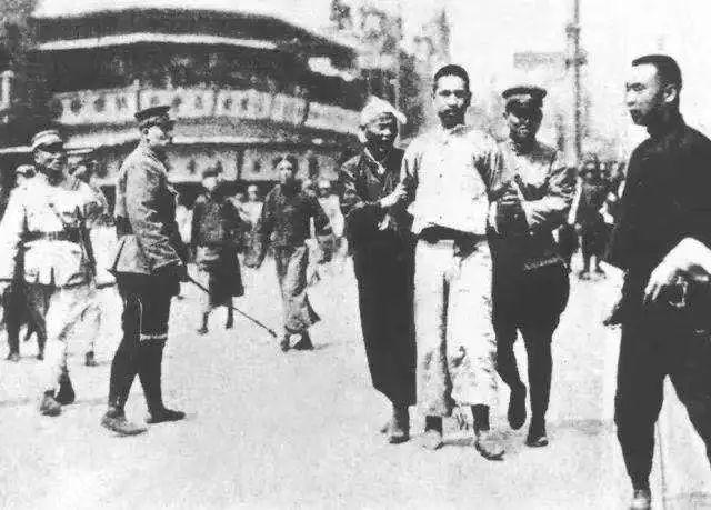 1926年短暂商谈后，老蒋调转枪口，是谁诱导他铁了心与中共为敌？