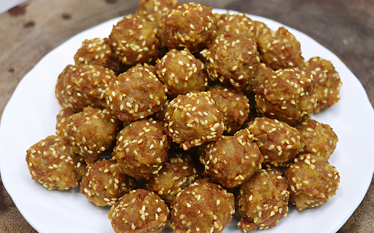 油炸肉丸子的做法(春节的脚步越来越近,教你做干炸肉丸子,焦香脆爽,放