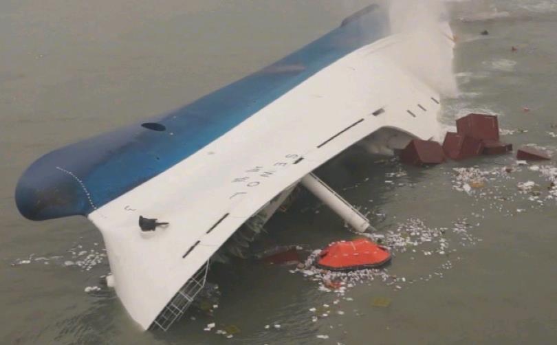 韩国沉船最后视频(2014年韩国世越号诡异沉没，300名学生葬身海底，真相究竟如何？)