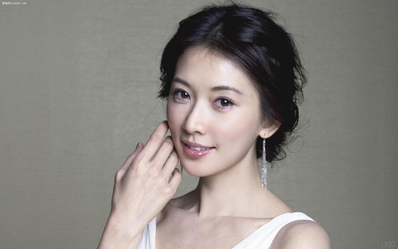 林志玲骑马摔伤后，经纪人亲自送她去医院，大家都要安心呀！