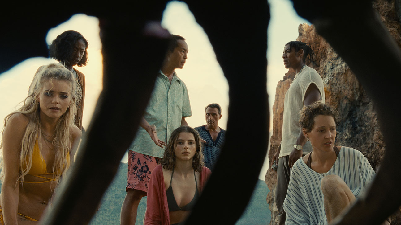 《第六感》导演惊悚新作《老去》，诡异海滩一天变老50岁