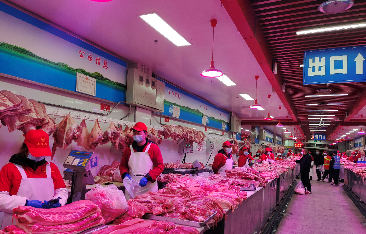 节后降幅达36%！新发地市场猪肉批发加权价格重回10元+