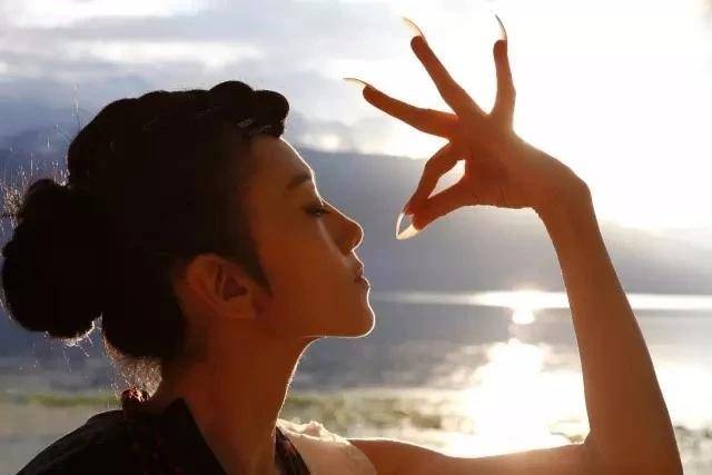 疯魔的杨丽萍：为舞蹈终身不育，一周睡1小时，被冯小刚叹为天仙