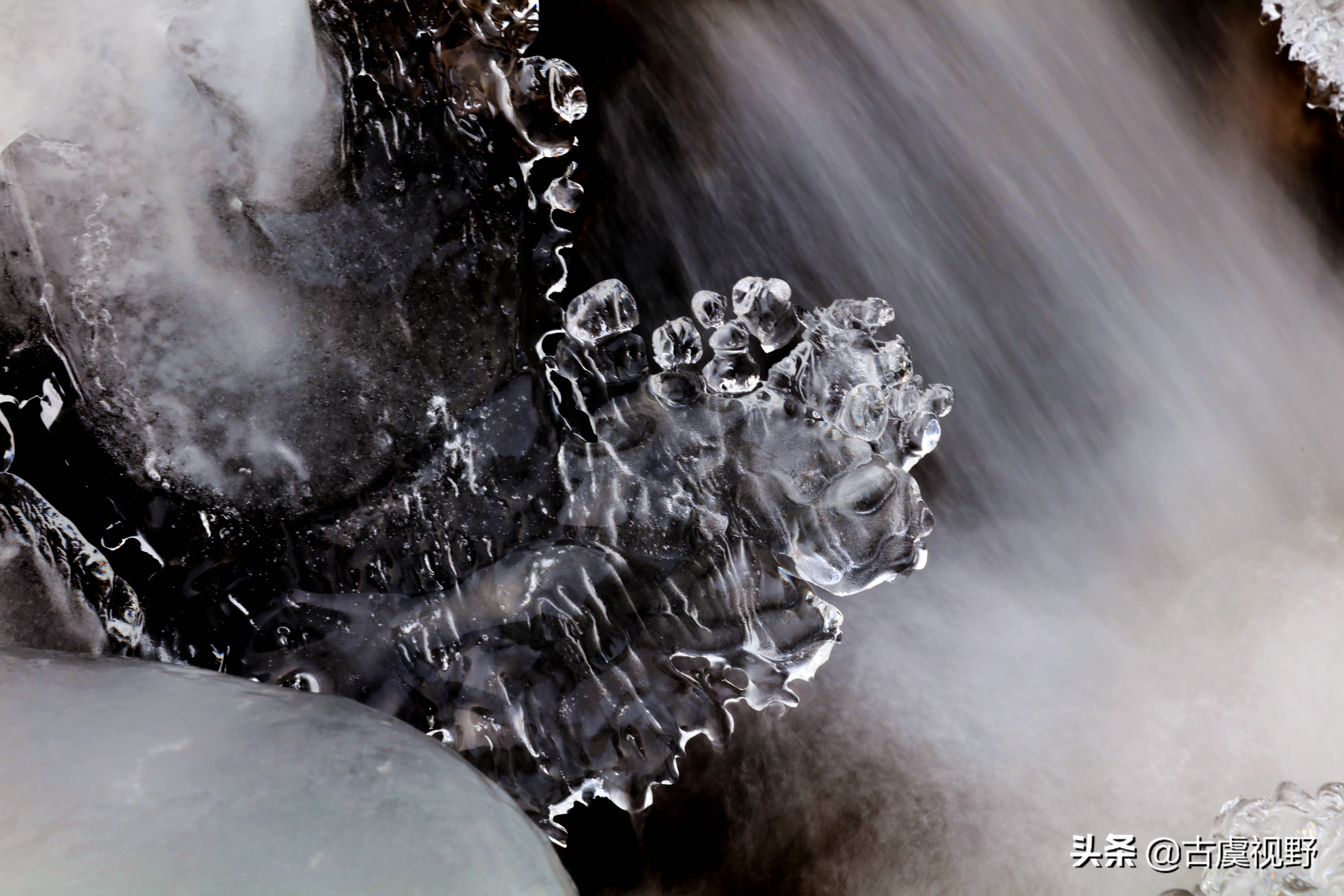 一日,老友来电说,平陆下涧龙陡峡山谷间的瀑布结冰了,问我来不?