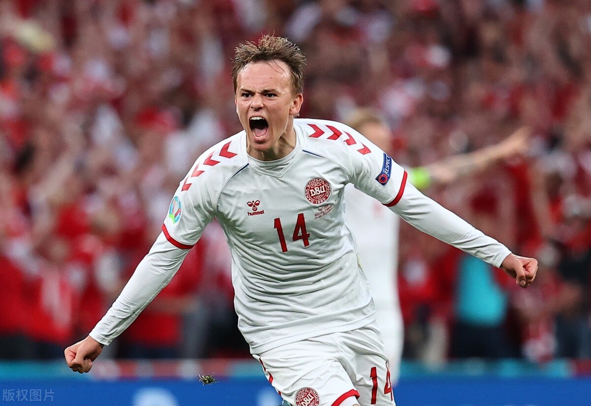欧洲杯-丹麦4-1俄罗斯获小组第二出线，00后小将+切尔西后卫进球