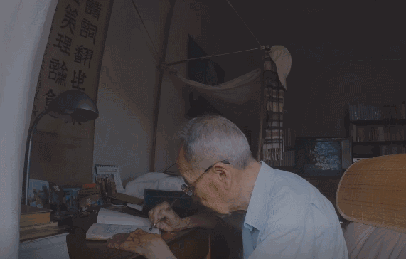 “熬夜”被100岁翻译家许渊冲翻得好文艺！一般人想不到