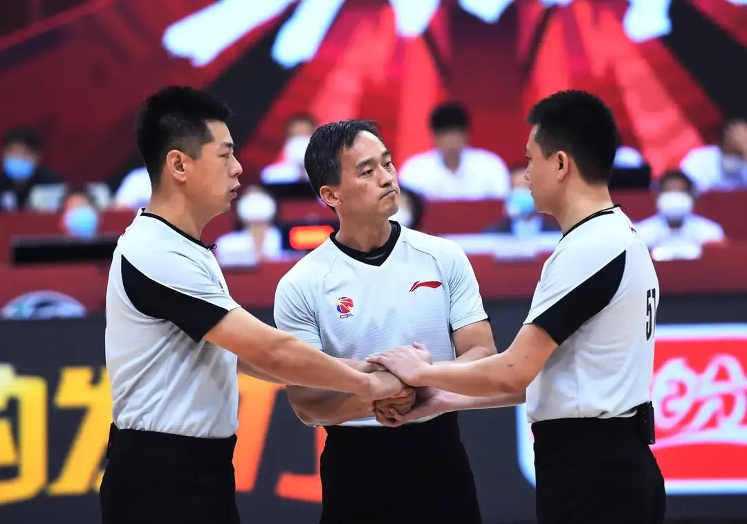 cba裁判为什么那么垃圾（方俊怒骂裁判，裁判威严尽损，为何CBA裁判如今成为众矢之的？）