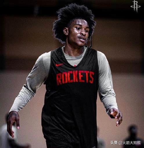 为什么nba球衣也会湿透(火箭队首练！小波特球衣湿透，杰伦格林赤膊上阵，3后卫大练三分)