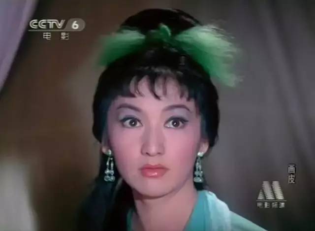 王崇文认为只要能和主考官攀上关系,就能青云直上,于是把梅娘藏在自己