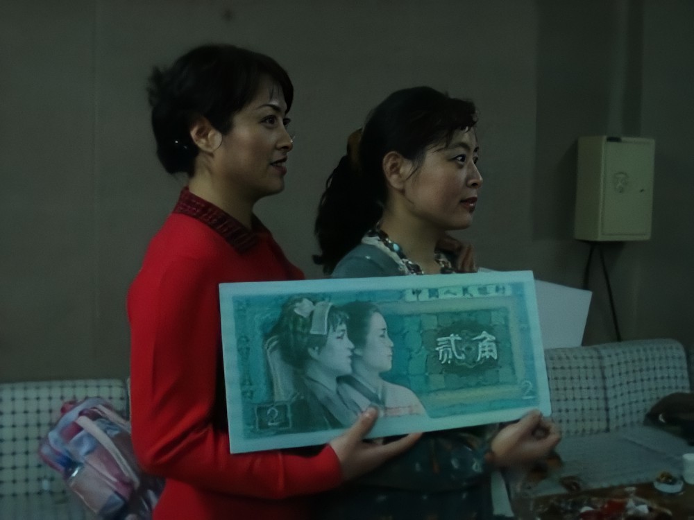 40年前，那个印在“贰角”人民币的两个侧脸女孩，如今怎样了？
